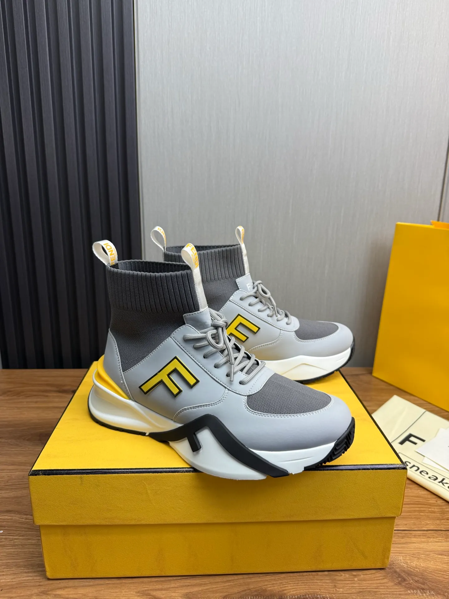 Men's men's shoes 💰560💰 Fendi [Fendi] hot style is on the market 🔥Fashionable casual men's shoes 🔱 Made of original brand fly knit fabric. Original cowhide + breathable mesh lining + sheepskin feet. Perfect shape and top quality, you deserve it 🔜Original rubber outsole, ultra-light, non-slip and wear-resistant 👣 Standard size 38-44